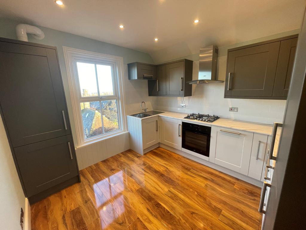 Lot: 85 - WELL-PRESENTED MAISONETTE - Well presented kitchen